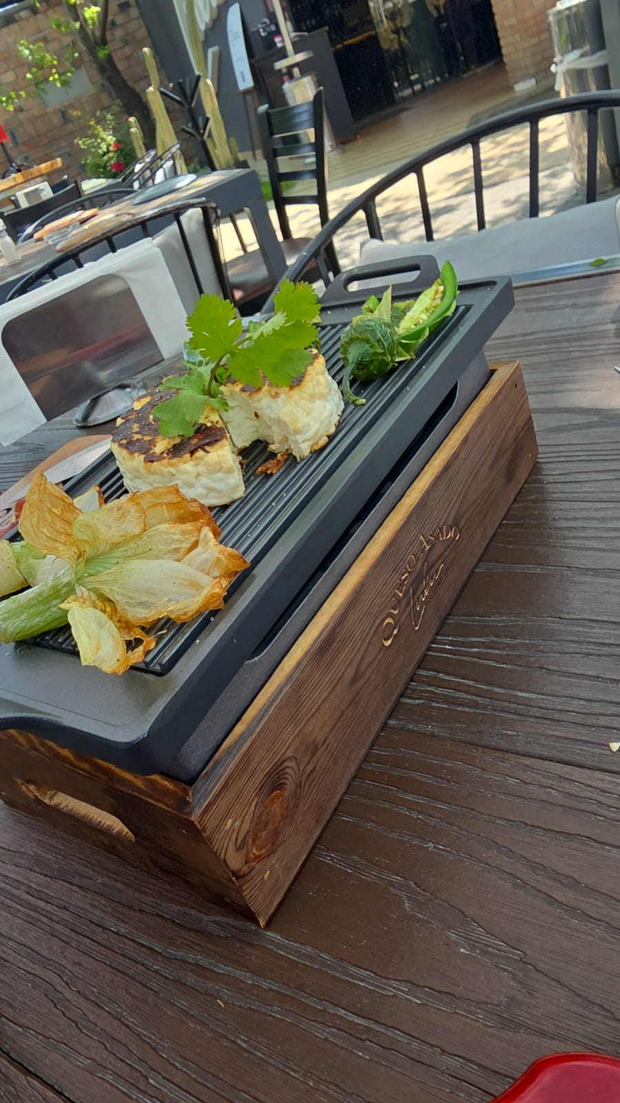Panela asado servido en parrilla con hierbas y vegetales